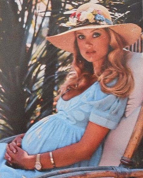 Barbara Bouchet 60s, 60s Maternity Fashion, 60s Pregnant Fashion, 70s Pregnant Fashion, 70s House Wife, 60s Pregnant, 70s Maternity Fashion, 60s Housewife Aesthetic, Vintage Pregnancy Pictures