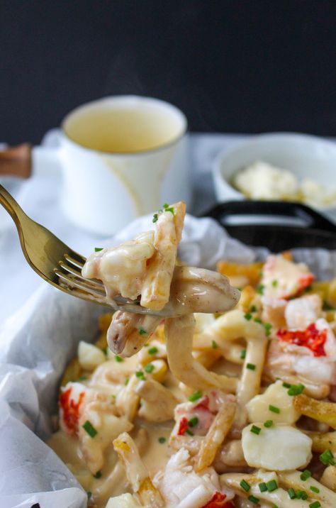 Lobster Poutine, Poutine Fries, Poutine Recipe, Frozen French Fries, Cream Sauce Recipes, How To Cook Lobster, Lobster Bisque, Shellfish Recipes, Crab Recipes