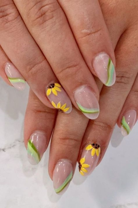 Short Nails Summer, Sunflower Nail Art, Yellow Nail Art, Yellow Nails Design, August Nails, Summer Sunflower, Sunflower Nails, Nails Trends, Almond Nails Designs