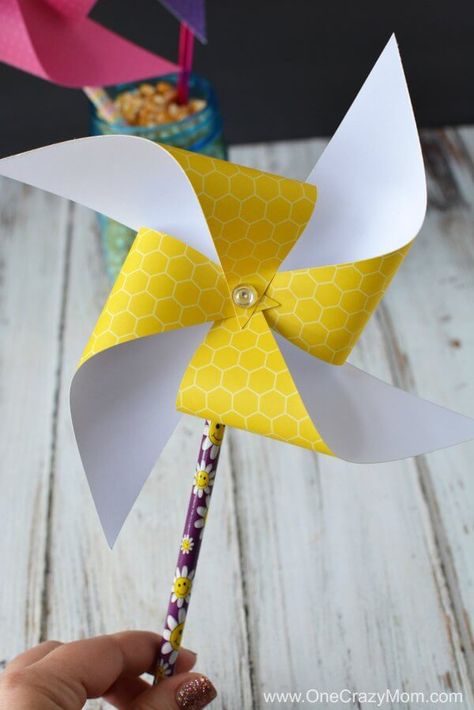 Learn how to make paper pinwheels. It's so easy to make paper pinwheels. Once you know how to make a paper pinwheel, it's very simple. Try this fun paper pinwheels DIY! Paper Pinwheel Diy, Pinwheels Diy, Pinwheel Craft, Paper Pinwheels, Diy Pinwheel, Pinwheels Paper, 4th July Crafts, Summer Camp Crafts, Summer Crafts For Kids