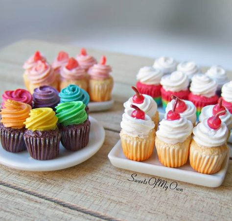 Polymer Clay Mini Cupcakes, Mini Foods Clay, Miniature Cupcakes, Polymer Clay Cupcake, Miniature Food Tutorials, Crea Fimo, Miniature Bakery, Tiny Treats, Miniature Cake