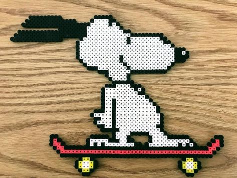 Skateboard Perler Beads, Snoopy Skateboarding, Snoopy Perler Beads, Snoopy Perler, Beaded Snoopy, Pixel Pokemon, Melt Beads Patterns, Pixel Beads, Pearl Beads Pattern