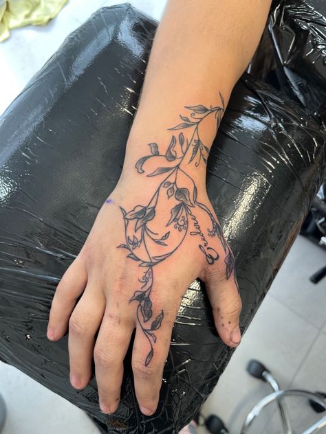 Hand Holding Butterfly Tattoo, Hand Holding Butterfly, Tattoo Hand Men, Little Butterfly Tattoo, Butterfly Tattoo Hand, Holding Butterfly, Plant Tattoos, Flash Ideas, Finger Tats