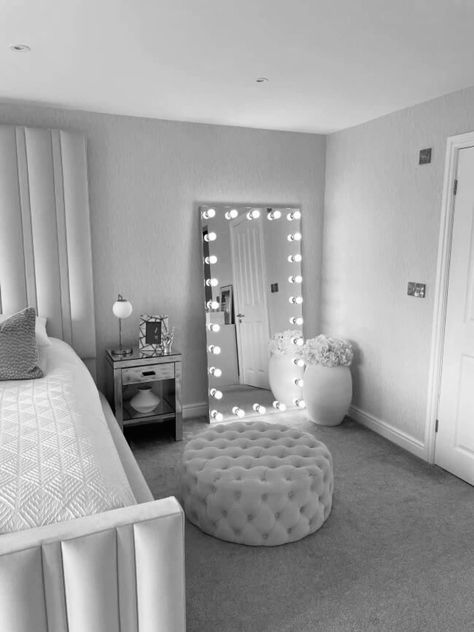 Silver Room Aesthetic, Grey White And Black Bedroom, White And Grey Room, Bedroom Inspirations Grey, Tv Bedroom Ideas, Grey Room Ideas Bedroom, Grey And White Bedroom Ideas, White Room Decor Bedroom, Grey And White Room