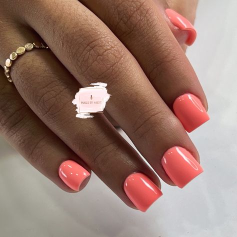 Coral Nails Short Square, Square Coral Nails, Pink Bright Nails, Coral Acrylic Nails, Hair Color For Dark Skin, Coral Shirt, Peach Nails, Coral Nails, Short Square Nails