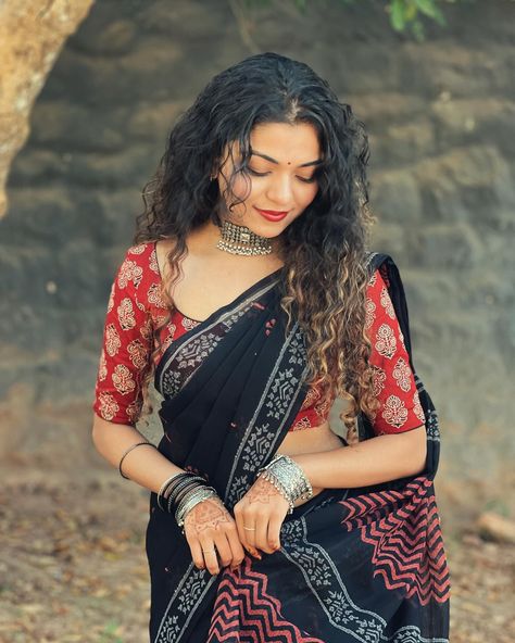 Saree Vibes Hansika Krishna, Hidden Face Aesthetic, Girls Photoshoots, Girls Dpz Stylish, Traditional Poses, Bottles Decoration Wedding, Saree Pose, Sisters Photoshoot Poses, Bride Photos Poses