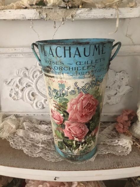 Tall galvanized metal flower decoupage bucket /Shabby Chic Cottage | eBay Shabby Chic Flower Arrangements, Galvanized Bucket Decor, Shabby Vintage Decor, Bucket Decor, Old Milk Cans, Shabby Chic Diy Crafts, Shabby Chic Porch, Outdoor Vases, Tin Can Art