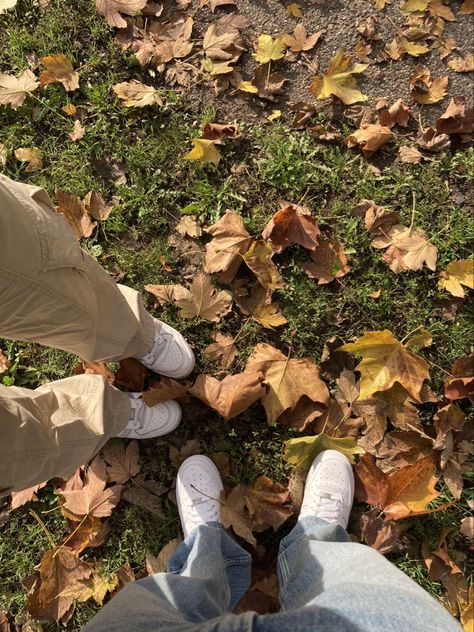 Autumn Aesthetic Couple, Cold Aesthetic, Fall Date Ideas, Fall Couple Pictures, Leaves On The Ground, Soft Boy Aesthetic, Winter Fashion Cold, Fall Dates, Photography Couple