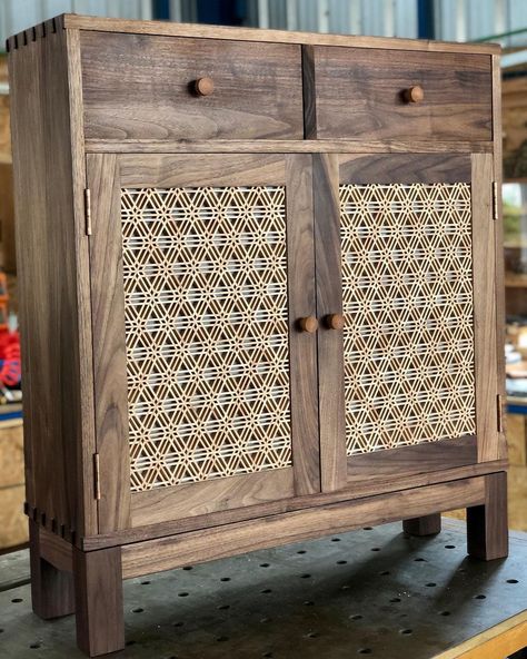 TuiWoody on Instagram: “Kumiko cabinet. #woodworking #kumiko #tuiwoody” Japanese Cupboard Design, Kumiko Cabinet Door, Kumiko Furniture, Shoe Console, Kumiko Patterns, Japanese Cabinet, Record Console, Wall Panel Molding, Carpentry And Joinery