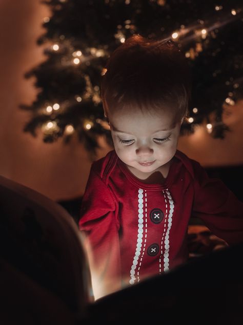 Christmas baby reading a magical book infront of a Christmas tree Christmas Photo One Year Old, Christmas Tree Photoshoot Kids, Christmas Pictures One Year Old, Baby Christmas Tree Photos, Christmas Book Photoshoot, Christmas Tree Baby Pictures, Baby And Toddler Christmas Pictures, One Year Old Christmas Photos, Christmas Pictures Toddler