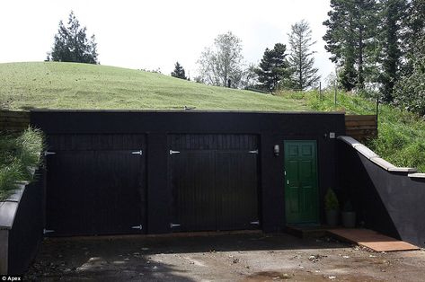 Hillside garage Garages Ideas, Garage Underground, Robert Hardy, Earth Sheltered Homes, Eco House Design, Sheltered Housing, Building A Garage, Underground Garage, Earth Sheltered