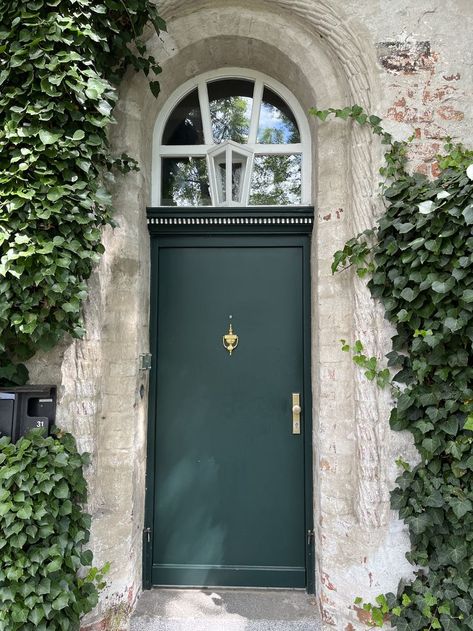 dark academia old money aesthetic coastal grandmo Dark Green Old Money Aesthetic, Mansion Door, Green Mansion, Front Door Apartment, Dark Green Academia, Details Interior Design, Green Aesthetics, Green Academia, Green Front Doors