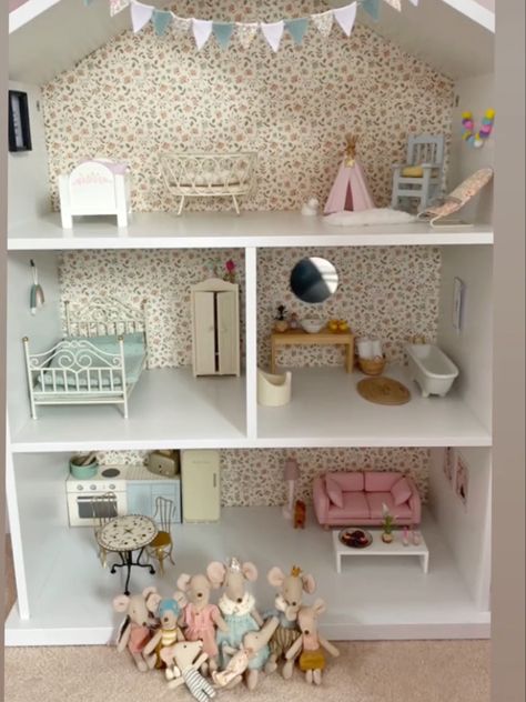 Wood Doll House Makeover, Homemade Dollhouse Diy, Maileg Mouse House Diy, Maileg Dollhouse Ideas, Mouse House Diy, Makeover Dollhouse, Diy Maileg, Mice Dollhouse, Maileg Mouse House