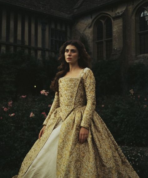 my lady jane Emily Bader My Lady Jane, Emily Bader, Aries Style, Wardrobe Costume, My Lady Jane, Fashion Over The Decades, Jane Grey, Lady Jane Grey, Grey Wardrobe