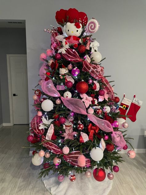 Hello Kitty Xmas Tree, 2000s Christmas Tree, Christmas Tree Hello Kitty, Christmas Tree Ideas Girly, Hello Kitty Tree Christmas, Cinamoroll Bedroom, Hello Kitty Christmas Tree Ideas, Hello Kitty Christmas Decorations, Sanrio Christmas Tree