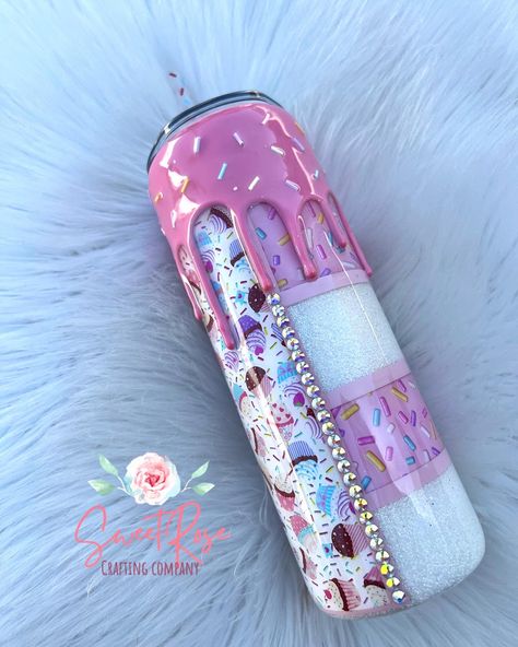 Creative Tumbler Designs, Cute Tumbler Ideas, Girly Epoxy Tumbler, Flower Epoxy Tumbler, Custom Tumbler Pink, Pink Glitter Epoxy Tumbler, Custom Starbucks Cup Tumblers Glitter, Cupcake Tumbler, Photo Tumbler