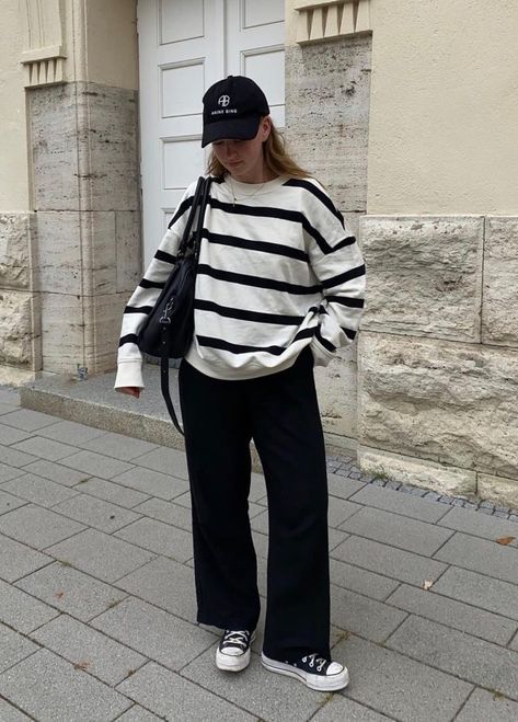 Striped Shirt Outfit Aesthetic, White Striped Shirt Outfit, Striped Sweater Outfit, Outfits With Striped Shirts, Matilda Djerf Style, Boston Outfits, White Sweater Outfit, Beautiful Wardrobe, Comfy Casual Outfits