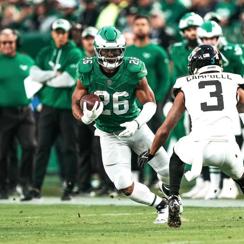 Saquon Barkley | All praise to the most high 🙏🏾 #BackToWork | Instagram Football Drip, Football Pics, Philly Sports, Saquon Barkley, Nfl Football Pictures, Football Stuff, Nfc East, Fly Eagles Fly, Football Pictures