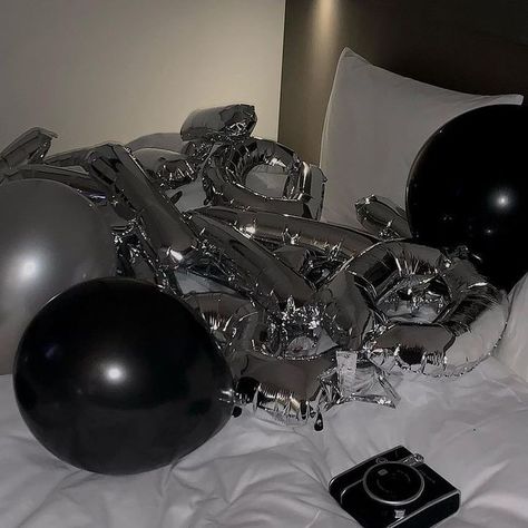 Black Vibe Aesthetic, Korean Black And White, White Minimalist Aesthetic, Aesthetic Gray, Black And White Balloons, Notes Inspo, Gray Minimalist, What's My Aesthetic, Study Stuff