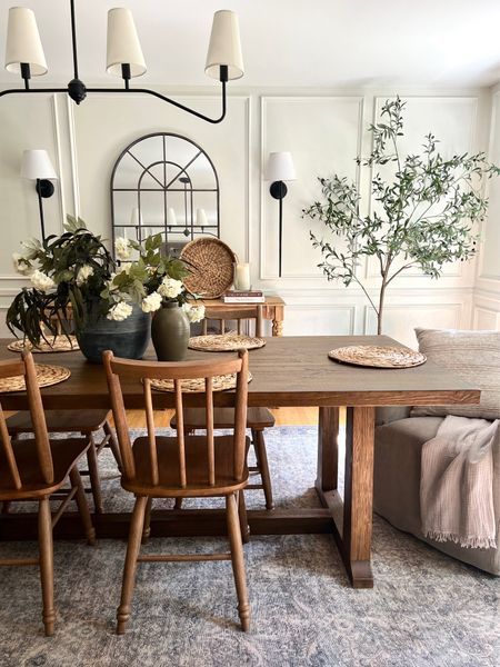 Dining Room Cosy, Dinette Ideas, Dining Room With Round Table Ideas, Countryside Dining Room, Cottage Core Dining Table, Dining Table Cottagecore, Round Dining Table Cottage Core, Round Breakfast Table, Cottage Dining Room