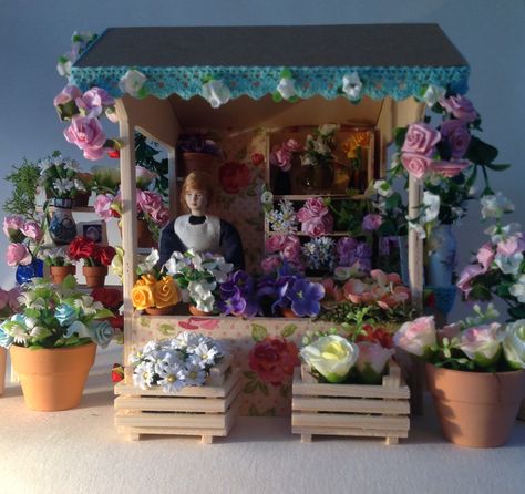 Flowers Miniature Florist Shop, Miniature Farmers Market, Sentra Balok, Miniature Flower Shop, Shoe Box Diy, Flower Stall, Camera Tattoo Design, Mini Room, Flower Cafe