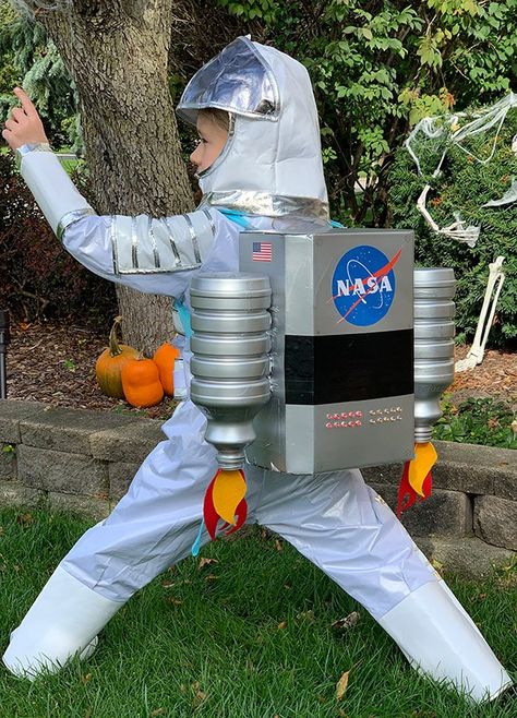 DIY Light-Up Astronaut Jet Pack - Today I need a... Harry Potter Dog Costume, Diy Astronaut Costume, Diy Astronaut, Astronaut Halloween, Recycled Costumes, Space Costumes, Jet Pack, Astronaut Costume, Diy Costumes Kids