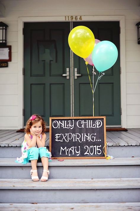 13 Fun and Creative Ways to Announce Your Pregnancy - Get your other kids involved. Only Child Expiring Announcement, Baby Siblings, Baby 2 Announcement, Second Baby Announcements, Pregnancy Announcement Sibling, Sister Announcement, Big Sister Announcement, Cute Pregnancy Announcement, Baby Announcement Pictures