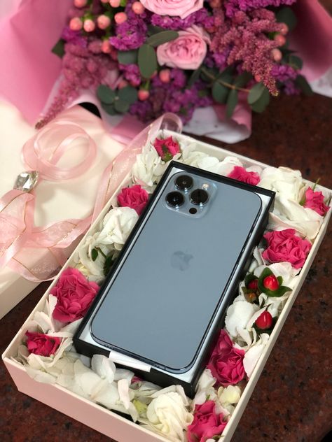 Iphone Birthday Gift, Phone Gift Surprise, Iphone Surprise Gift, Iphone Gift Surprise Ideas, Apple Gadgets Iphone, Roses Bouquet Gift, Wedding Gift Hampers, Happy Birthday Rose, Iphone Gifts