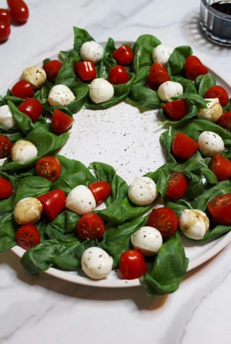 Christmas Wreath Caprese Salad | Cherries With Love Christmas Caprese Wreath, Christmas Chopped Salad, Caprese Christmas Wreath, Salad Wreath Christmas, Christmas Brunch Salad, Wreath Salad Christmas, Healthy Christmas Salad, Christmas Caprese Salad, Caprese Salad Wreath