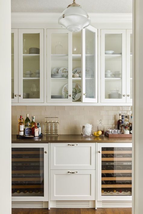 Fine china takes center stage in this clean-lined, modern butler's pantry. Butlers Pantry Ideas, Butler’s Pantry, Desain Pantry, Kabinet Dapur, Butlers Pantry, Butler Pantry, Butler's Pantry, Pantry Design, Kitchen Cabinetry