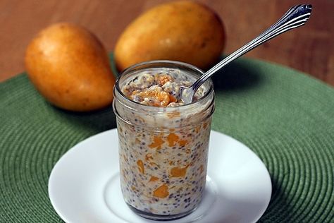 Mango Almond Refrigerator Oatmeal      1/4 cup uncooked old fashioned oats      1/3 cup skim milk      1/4 cup low-fat Greek yogurt      1-1/2 teaspoons dried chia seeds      1/4 teaspoon almond extract      1 teaspoon honey, optional (or substitute any preferred sweetener)      1/4 cup diced mango (approx. half of a small mango)      Directions  In a half pint jar add all ingredients and shake Refrigerator Oatmeal, Menu Sarapan Sehat, Cooking Oatmeal, Porridge Recipes, Mason Jar Meals, Meals In A Jar, Oatmeal Recipes, Overnight Oats, Chia Seeds