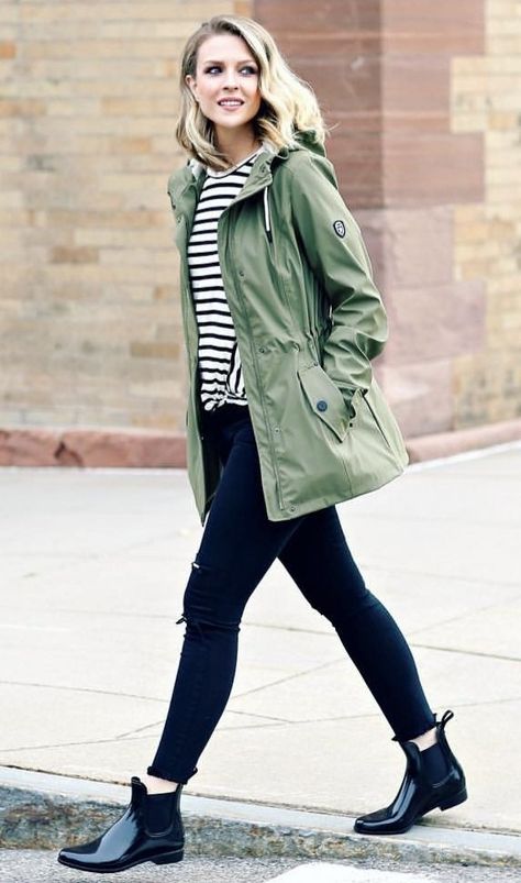 Rain Boots Outfit Spring, Anorak Jacket Outfit, Green Parka Outfit, Short Jacket Outfit, Outfits 40s, Utility Jacket Outfit, Rainy Outfit, Green Jacket Outfit, Spring Business Casual Outfits