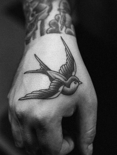 Swallow Swallow Bird Tattoos, Swallow Tattoo Design, Herren Hand Tattoos, Vogel Tattoo, Tattoo Bird, Sparrow Tattoo, Swallow Tattoo, Hand Tats, Trendy Tattoo