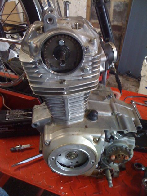 cb125 engine rebuild – Sat. March 31 – Vintage Honda Garage Honda Garage, Car Restoration Diy, Diy Motorcycle, Tractor Idea, Aircraft Mechanics, Motorcycle Repair, Honda Bikes, Cafe Racer Bikes, Motor Bike