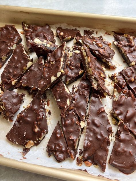 Dark Chocolate Bark, Chocolate Bark Recipe, 5 2 Diet, Salty Treats, Date Recipes, Bark Recipe, Chocolate Nuts, Raw Almonds, Chocolate Bark