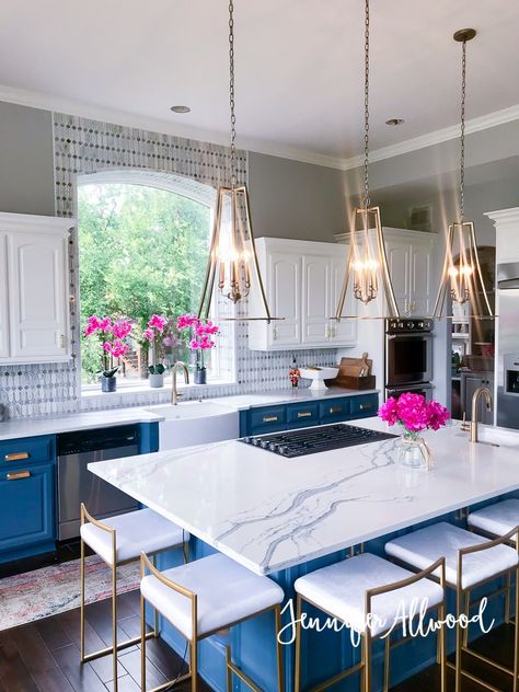 Jennifer Allwood, Model Dapur, Interior Dapur, Kitchen Lighting Ideas, Blue Cabinets, Classic Kitchen, Gold Kitchen, Hus Inspiration, Trendy Kitchen