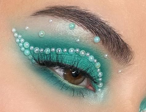 Aquamarine Makeup Looks, Water Element Makeup, Moon Inspired Makeup, Aquamarine Makeup, Turtle Makeup, Aqua Eyeshadow, Mermaid Costume Makeup, Insane Makeup, Mermaid Sailor