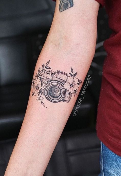 Tattoo Artist Lari Louise - Tattoonomy Cute Camera Tattoo Ideas, Camera And Bird Tattoo, Sunflower Camera Tattoo, Camera Tattoo With Flowers, Photo Camera Tattoo, Camera Outline Tattoo, Camera Floral Tattoo, Camera Aesthetic Tattoo, Photography Tattoo Ideas Cameras