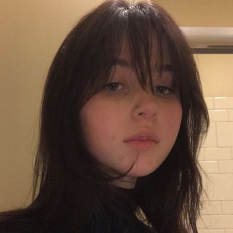 @clairoheaven on Instagram: “her BANGS I CANt breathe someone punch me in the thRoat #clairo @clairo JDKWKDKKSKDKK BABY U LOOK SOO FINEEE” Girl Aesthetic Pfp, Claire Cottrill, Cant Breathe, Aesthetic Pfp, I Cant, On Twitter, Hair