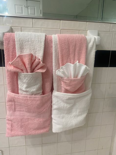 Pink & white towel How To Roll Bath Towels, Towel Hanging Ideas, Hang Towels In Bathroom, Bathroom Shower Stalls, Bathroom Decor Towels, Fancy Towels, Black Bathroom Decor, Towel Display, Bathroom Towel Decor