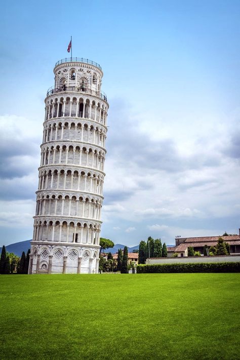 World Famous Buildings, Pisa Tower, The Leaning Tower Of Pisa, Pisa Italy, Tower Of Pisa, Italian City, Snoopy Funny, Instagram Challenge, Famous Buildings