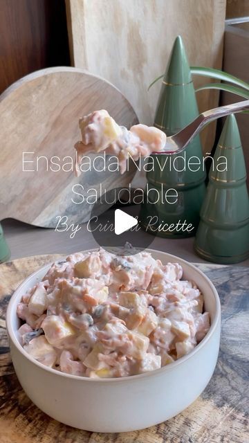 Steph Crivelli on Instagram: "Ensalada Navideña “Saludable” • En esta época no puede faltar la famosa ensalada de manzana, año tras año en casa la preparo en esta versión, queda ESPECTACULAR • Ingredientes 👇🏼 Manzana Zanahoria Piña Yogurt griego Canela Endulzante Uva pasa o arándanos Nuez pecana • Refrigera por 39 minutos antes de servir. • #ensaladanavideña #ensaladademanzana #xmasrecipes #recipes #recetasfaciles #crivelliricette" Harvest Recipes, Christmas Dinner, Yogurt, Dessert, On Instagram