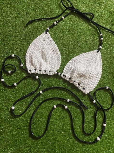 Crochet With Beads Top, Black And White Crochet Top, Crochet Top With Beads, Diy Fashion Scarf, White Crochet Top, Bikinis Crochet, Crochet Bralette, Crochet Fashion Patterns, Black Crochet