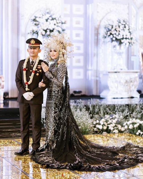 Pose Pengantin Di Pelaminan, Nikah Ideas, Pose Pengantin, Dreamy Wedding Dress, Wedding Muslim, Wedding List, Wedding Robe, Dreamy Wedding, Pre Wedding