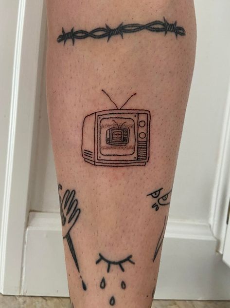 Tv inside of a tv I did on myself. 5rl and a 3rl : sticknpokes Old Computer Tattoo, Box Tv Tattoo, Vintage Tv Tattoo, Tv Head Tattoo, Tv Tattoo Retro, Tv Tattoo Ideas, Old Tv Tattoo, Television Tattoo, Tv Girl Tattoo