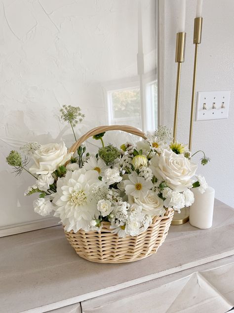 Basket Of Daisies, Flowers In Baskets Floral Arrangements, Flower Arrangements Basket, Basket Floral Arrangements, Easter Brunch Table Decor, Flower Basket Ideas, Japanese Florist, Flowers In Baskets, Creative Easter Basket Ideas