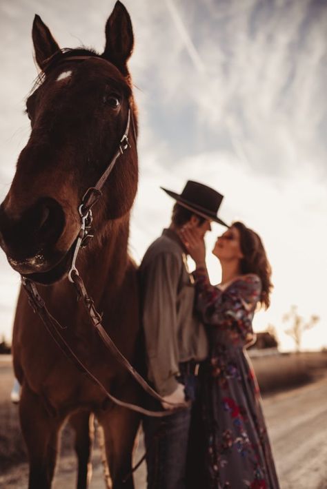 Couples Photography Inspiration by Native Roaming Diy Horse Decor, Horse Drawings Easy, Western Engagement Pictures Outfits, Couple Horse Photography, Horse Engagement Photos, Western Engagement Pictures, Western Engagement Photos, Poses Romantic, Horse Couple