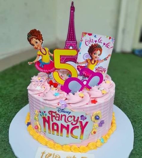 Fancy Nancy Birthday Party Ideas Cakes, Fancy Nancy Birthday Cake, Fancy Pinata, Fancy Nancy Cake, Fancy Nancy Birthday, Fancy Nancy Clancy, Fancy Nancy Party, Minnie Mouse Birthday Cakes, 1st Birthday Themes