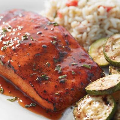 Combine pineapple juice, brown sugar, bourbon, soy sauce, pepper and garlic powder in a bowl. Ruby Tuesday Recipes, Bourbon Salmon, Zucchini Aubergine, Salmon Soy Sauce, Bourbon Sauce, Ruby Tuesday, Salmon Dinner, Copycat Restaurant Recipes, Glazed Salmon