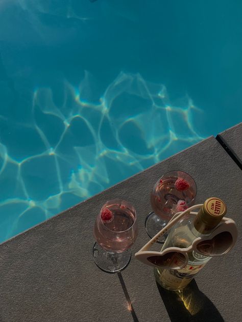 Pool Picnic Aesthetic, Pool Day Vibes, Fun Asthetic Picture, Drinking By The Pool, Vegas Pool Aesthetic, Summer Pool Drinks, Bar Asthetic Picture, Holiday Asthetic Picture, Cocktail Asthetic Picture